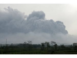 Endonezya’da Kelud Yanardağı Faaliyete Geçti: 2 Ölü