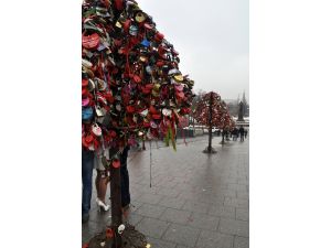 Rusya’da Çiftler Evliliklerini Nehre Asma Kilit Atarak Kutladı