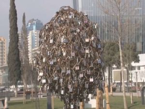 Sevgililerden Asma Kilitle Kutlama