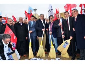 Denizli Chp’den Süpürgeli Eylem