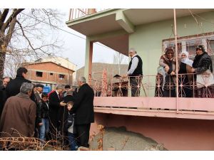 Bakan Ala’nın Annesi Gönül Ala, Oğlunu, Arkasından Su Dökerek Uğurladı