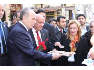 Topbaş Karanfil Dağıttı