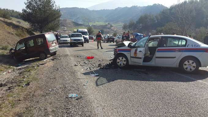 Jandarma Ekibi İle Ticari Araç Çarpıştı