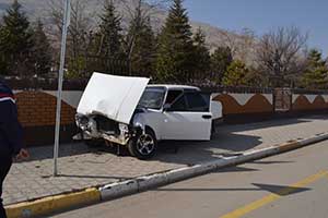 Otomobil Mezarlık Duvarına Çarptı