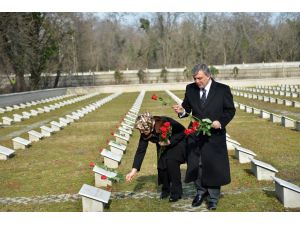 Cumhurbaşkanı Gül, Macaristan’da Türk Şehitliğini Ziyaret Etti