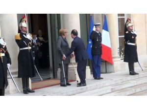 Merkel’e Koltuk Değneği Jesti