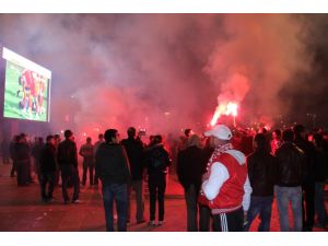 Taraftarlar Dev Ekrandan Maçı İzledi
