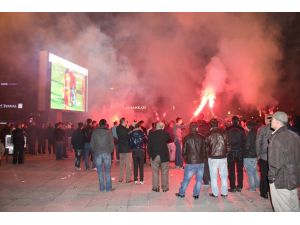 Taraftarlar Dev Ekrandan Maçı İzledi