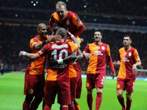 Galatasaray Ve Beşiktaş Zirve Yarışında Kozlarını Paylaşacak