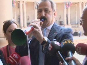 Zafer Çağlayan Güney Afrikada Vuvuzela Çalmayı Denedi