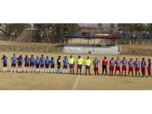 Hakeme Tepki İçin Minik Futbolcularla Maça Çıktılar