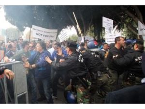 Rum Meclisi Önünde Olay