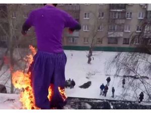 Kendini Yaktı, Çatıdan Aşağı Atladı