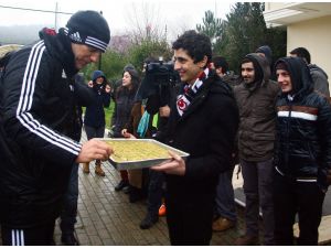 Beşiktaşlı Taraftarlardan Teknik Heyet Ve Futbolculara Tatlı Sürpriz