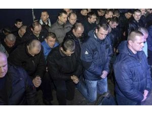 Polisler Diz Çöküp Özür Diledi