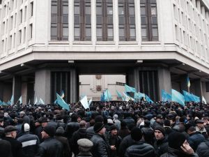 Kırım’da Yüzlerce Tatar, Meclis Önünde Rusya’yı Protesto Etti