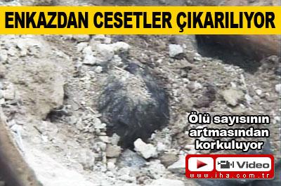 Cesetler enkazlardan çıkarılıyor 