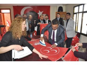 Üç Hilalli Bayrağa Talebi Karşılamak İçin, Eski Bayraklar Temizlenip Ütüleniyor