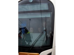 Kadir Topbaş, İstanbul’un İlk Yerli Tramvayını Raylara İndirdi