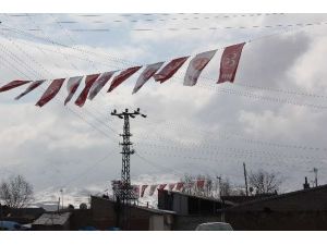 Köyü O Partinin Bayraklarıyla Donatıldı