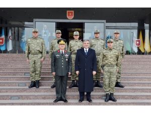 Cumhurbaşkanı Gül, Cumhurbaşkanlığı Muhafız Alayı Komutanlığını Ziyaret Etti