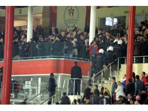 Şeref Tribünü Karıştı