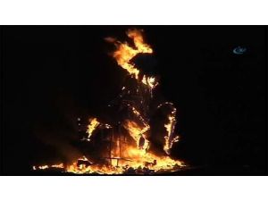 Merkel’in Kuklası Ateşe Verildi