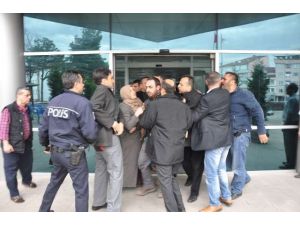 Adliyenin Önü Karıştı: 1 Polis Yaralı