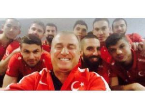 Millilerden ’Selfie’ Pozu