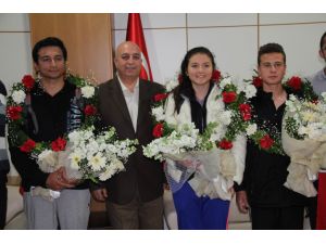Dünya Üçüncüsü Okçular Çiçeklerle Karşılandı