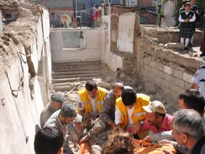 Kerpiç Ev Çöktü: 3 Yaralı