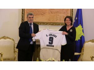İlk Kez Uluslararası Maç Yapacak Kosova Milli Takımı, Cumhurbaşkanı Jahjaga’yı Ziyaret Etti