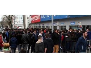 Bordo-mavili Taraftarlar, Fenerbahçe Maçına Büyük İlgi Gösteriyor