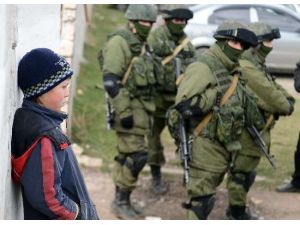 Silahların Gölgesinde Yürek Burkan Bakışlar