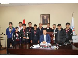 Şanlıurfalı 13 Güreşçi Madalya İle Döndü