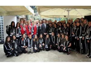 Başkan Kadın Sporcularla
