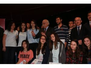 Bakan Avcı Öğrencilere Tablet Dağıttı