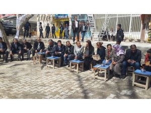 Ak Partili Beyaz Başbakana Dua Almak İçin Köy Yollarında