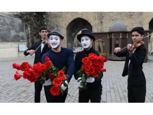 Bu Adamlar Ne Yapıyor ?