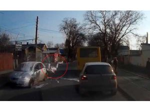 Otomobil Genç Kıza Böyle Çarptı