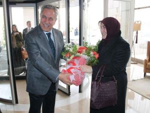 Eşine Çiçek Verdi