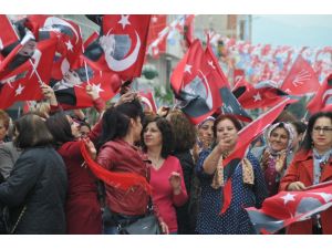 Chp’li Mumcu, Turgutluda Kadınlara Karanfil Dağıttı