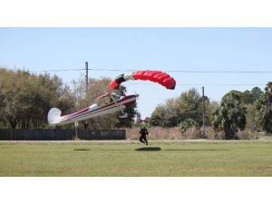 Paraşütlü Şahıs, Uçakla Çarpıştı