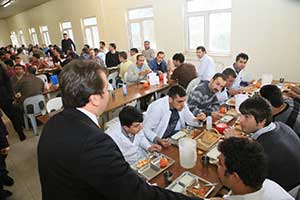 İşçilerle Öğle Yemeği