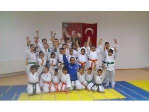 Çiftlikköylü Karateciler 10 Madalyayla Döndü