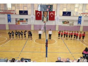 Küçük Kızlar-erkekler Voleybol Grup Müsabakaları Başladı