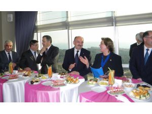 Bakan Müezzinoğlu, Sağlık Çalışanlarıyla Buluştu