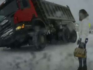 Güzel Kızın Gözleri Önünde…