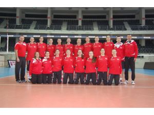 Genç Voleybolcular Kampa Girdi