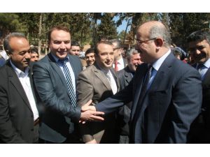 Ak Parti Genel Başkan Yardımcısı Hüseyin Çelik, Esnafa Karanfil Dağıttı